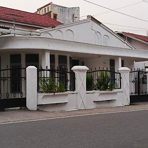 מלון בוקיטינגי Penginapan Terdekat Exterior photo