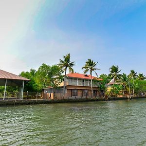 מלון Perumbalam Grand Ayur Island Exterior photo