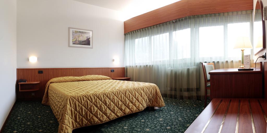 אודינה Hotel Cristallo מראה חיצוני תמונה