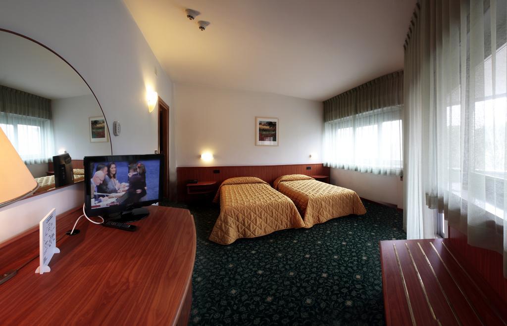 אודינה Hotel Cristallo מראה חיצוני תמונה