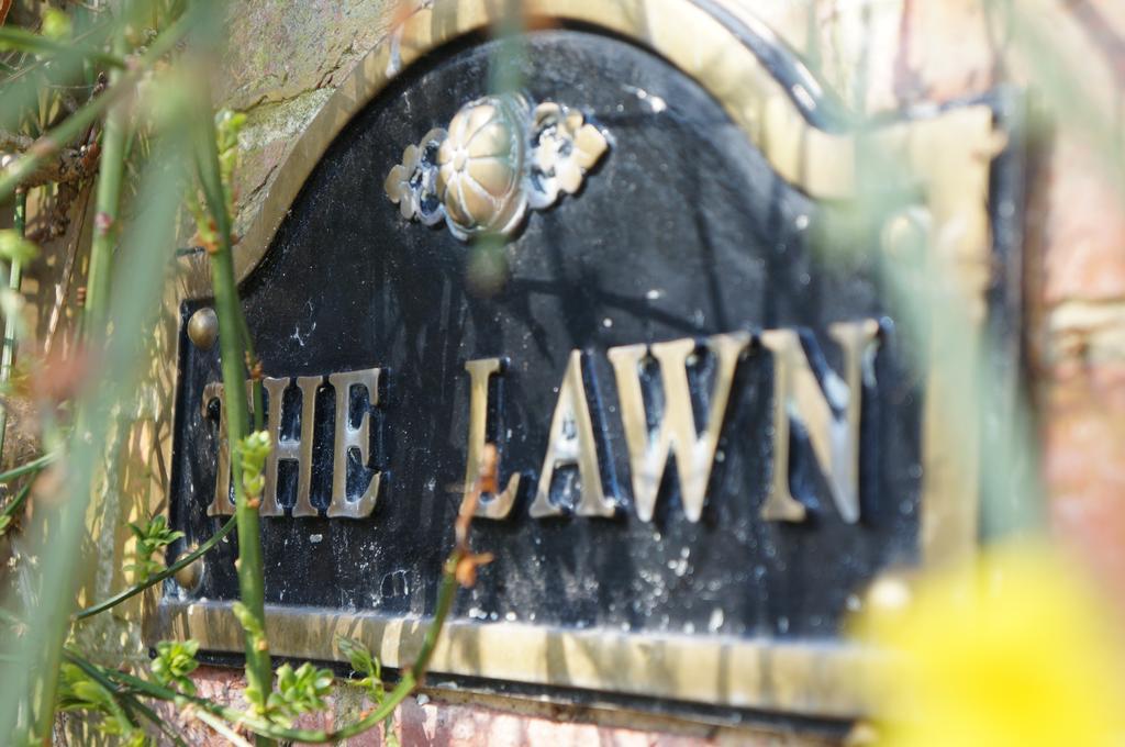 הורלי The Lawn Guest House Gatwick מראה חיצוני תמונה