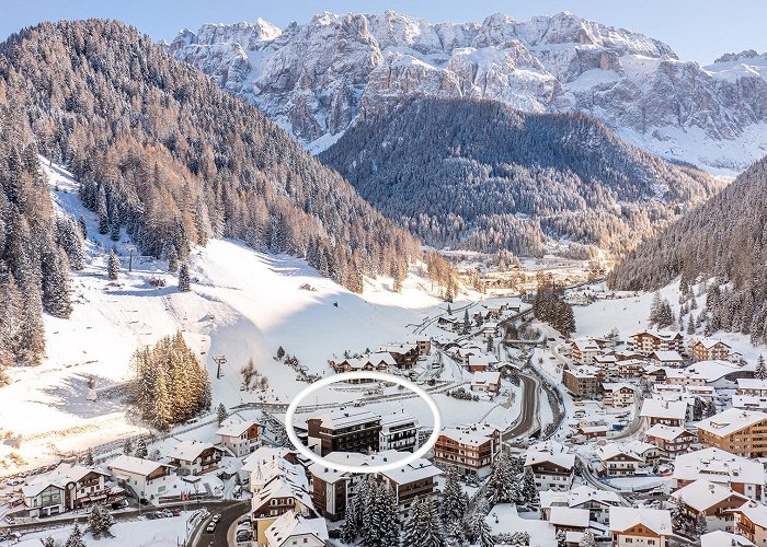 Costabella Stella: the hotel on the ski slopes in Selva di Val Gardena photo