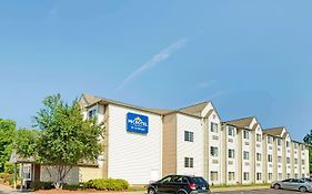 Microtel Inn & Suites By Wyndham Detroit רוזוויל Exterior photo