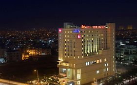מלון Ibis Bengaluru Hosur Road - An Accor Brand Exterior photo