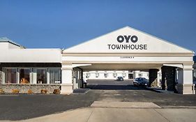 מלון Oyo Townhouse Dodge City Ks Exterior photo