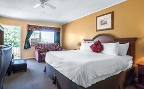 טילטון Econo Lodge Inn & Suites Exterior photo