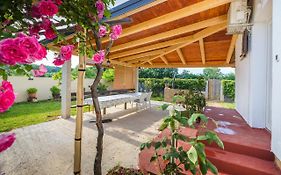 הוילה Loborika Charming Holiday House With Beautiful Garden And Grill Exterior photo