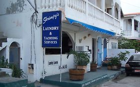 מריגוט Shrimpy'S Hostel, Crew Quarters And Laundry Services Exterior photo