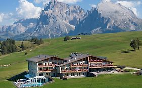 אלפה די סיוסי Hotel Santner Alpine Sport & Relax Exterior photo