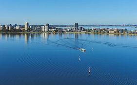 מלון Doubletree By Hilton Perth Waterfront Exterior photo