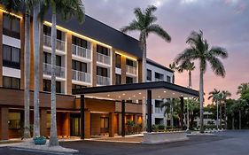 מלון Courtyard By Marriott - North Naples Exterior photo