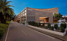 מלון Hilton Bangalore Embassy Golflinks Exterior photo