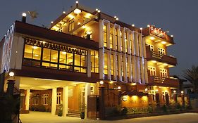 ניאונגשווה Inle Apex Hotel Exterior photo