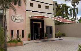 קראקס Altamira Village Hotel & Suites Exterior photo