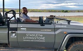 Stanley & Livingstone At מפלי ויקטוריה Exterior photo
