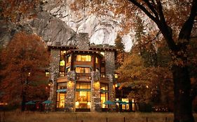 מלון יוסמיטי וילג' The Ahwahnee Exterior photo