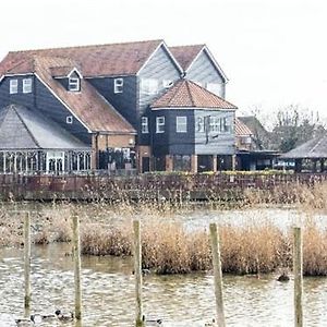 Canvey Island Oyster Fleet Hotel Exterior photo