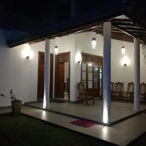 מלון Anuradhapura Peacock Garden Holiday Bungalow Exterior photo