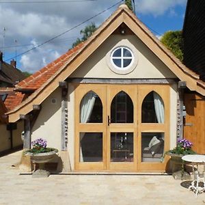 Remarkable 1-Bed Cottage Near הנלי און תמז Exterior photo