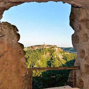 לינה וארוחת בוקר Lubriano La Grotta Su Civita Exterior photo