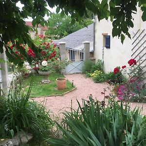 Verneuil-en-Bourbonnais La Maison Aux Hortensias Exterior photo