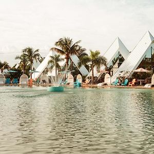 מלון אסטרו Pyramids In Florida Exterior photo