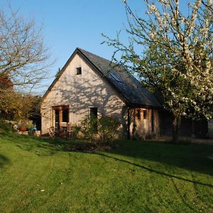 Teffont Magna Garden Studio Spring Cottage Exterior photo