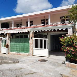 Appartement Spacieux Avec Vue Sur La Ville A Ducos + Jardin Exterior photo