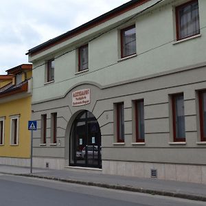 מלון Vác Althann Vendeghaz Es Konferencia Koezpont Exterior photo