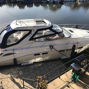 אגהאם Entire Luxury Motor Yacht 70Sqm - Oyster Fund - 2 Double Bedrooms Both En-Suite - Heating Sleeps Up To 4 People - Moored On Our Private Island - Legoland 8Min Windsor Thorpe Park 8Min Ascot Races Heathrow Wentworth London Lapland Uk Royal Holloway  Exterior photo