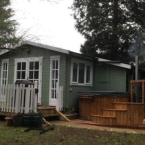 הוילה פרנהאם Woodland Cabin With Private Wood-Fired Hot-Tub Exterior photo