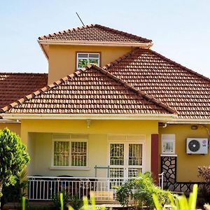 Bwebajja Captivating 3-Bed Villa Exterior photo