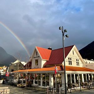 מלון Stryn Kaffebar & Vertshus Exterior photo