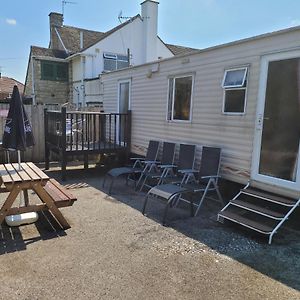 לינה וארוחת בוקר טדקסטר The Jackdaw Pub Self Catering Static Caravan Free Breakfast Supplied Exterior photo