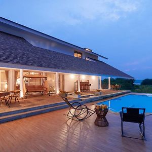 נאסיק Stayvista'S Eva Villa - Lakeside Luxury With Modern Decor, Pool & Expansive Lawn - Near Sula Exterior photo