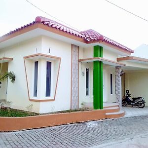 Karyakita Homestay Rumah מגלאנג Exterior photo