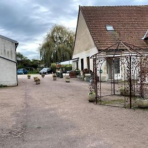 Saint-Pierre-le-Moûtier Charmant T2 Au 1Er Dans Residence Avec Parc Arbore Exterior photo