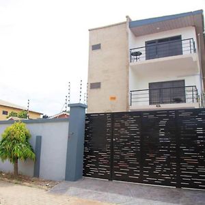 Captivating 2-Bed Ensuite Apartment In אקרה Exterior photo