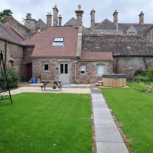 Cecile'S Cottage At Cefn Tilla Court, אסק Exterior photo