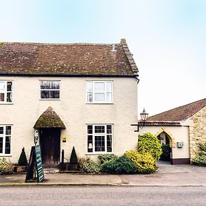 יאוביל The Half Moon Inn And Country Lodge Exterior photo