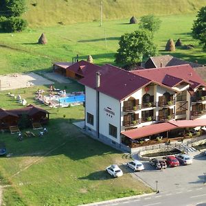 Remeţi Hotel Carpathia Exterior photo
