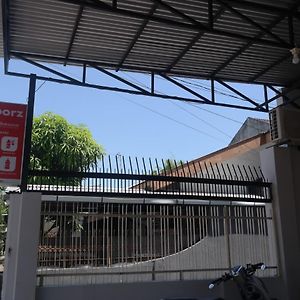 מלון Balangberu Reddoorz Near Mall Ratu Indah 3 Exterior photo