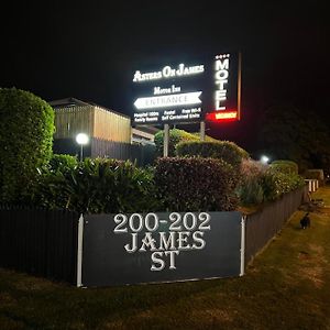 טוומבה Asters On James Motor Inn Exterior photo