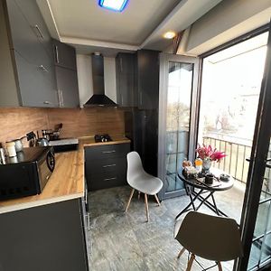יירבאן Designed Apartment With French Balcony Self Check In Exterior photo