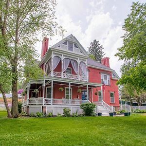 Towanda Hatch House Bed & Breakfast Exterior photo