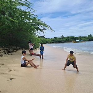 מלון Calatagan'S Bahay Kubo - With Beach Access Exterior photo