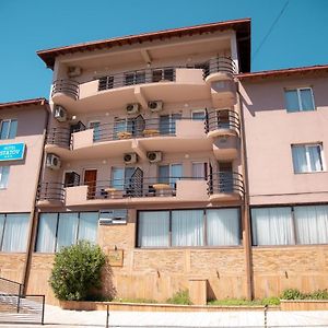 נוב דוז'רן Hotel Istatov Exterior photo