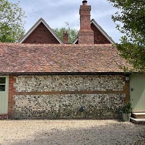 East Meon Stylish Bolthole In The Heart Of The Meon Valley Exterior photo