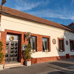 מלון Mistrin Restaurace-Pension-Vinarstvi U Stastnych Exterior photo