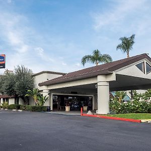 מלון Howard Johnson By Wyndham Fullerton/Anaheim Conference Cntr Exterior photo